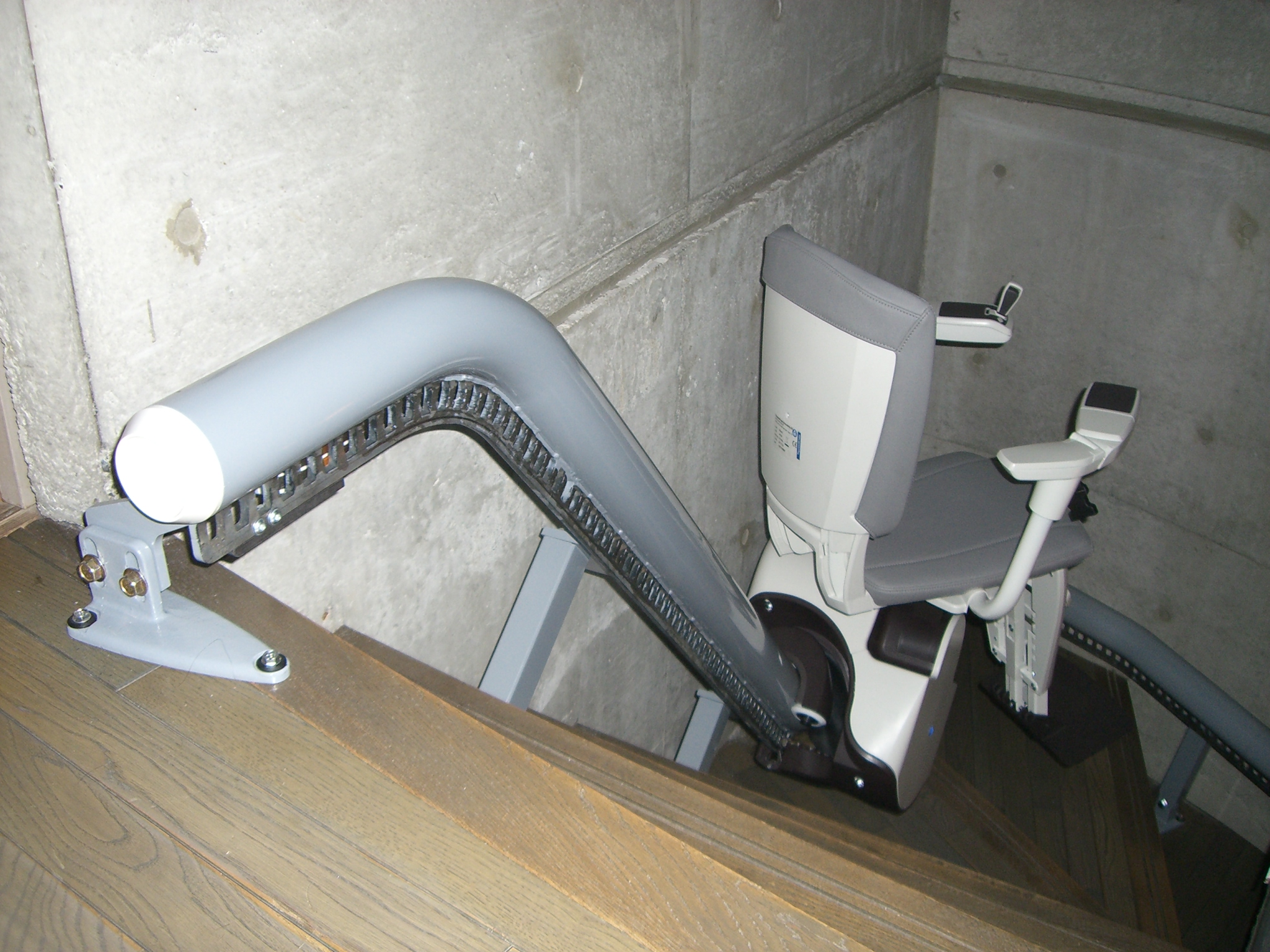 いす式階段昇降機 シュプール