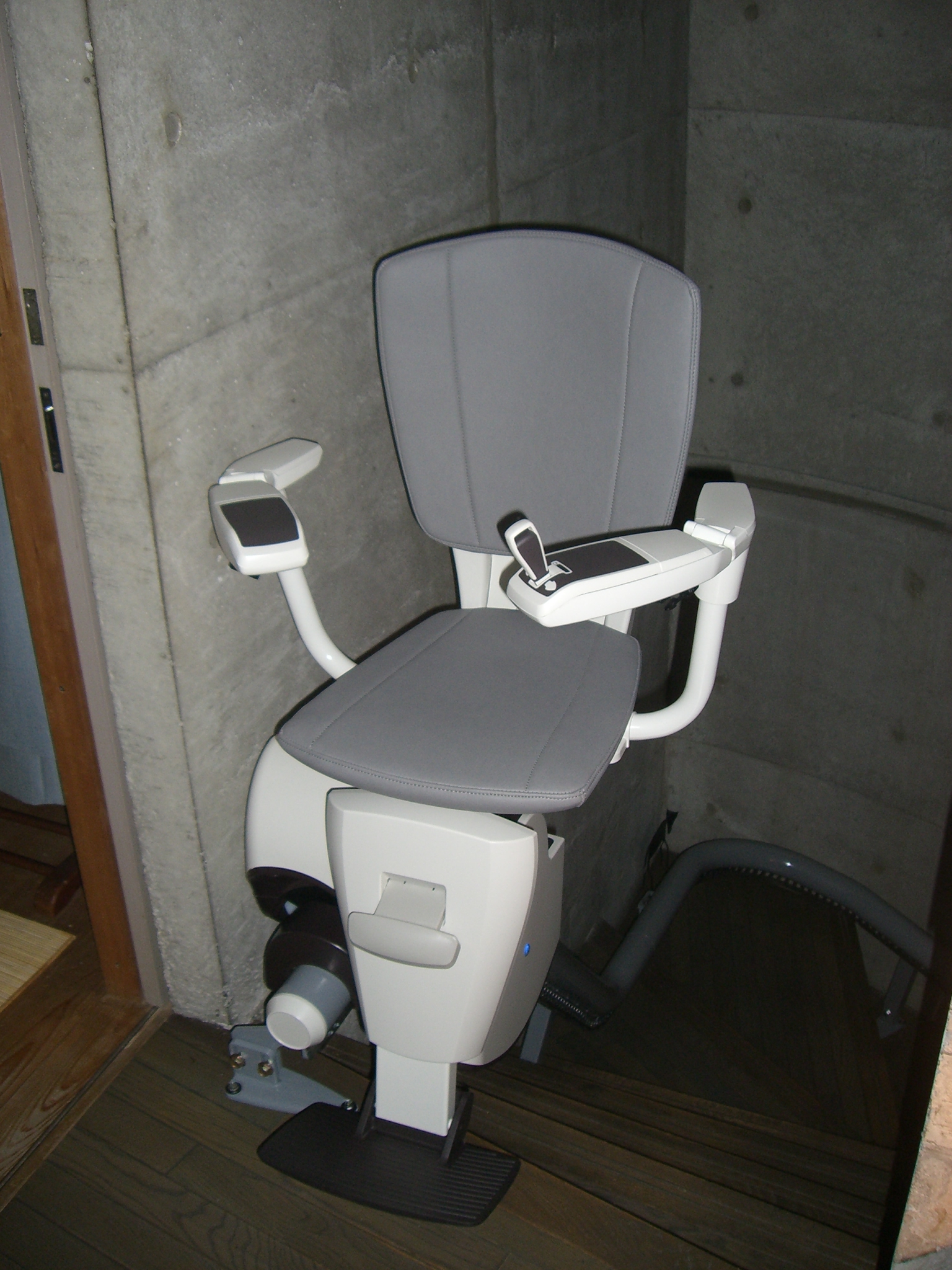 いす式階段昇降機 シュプール