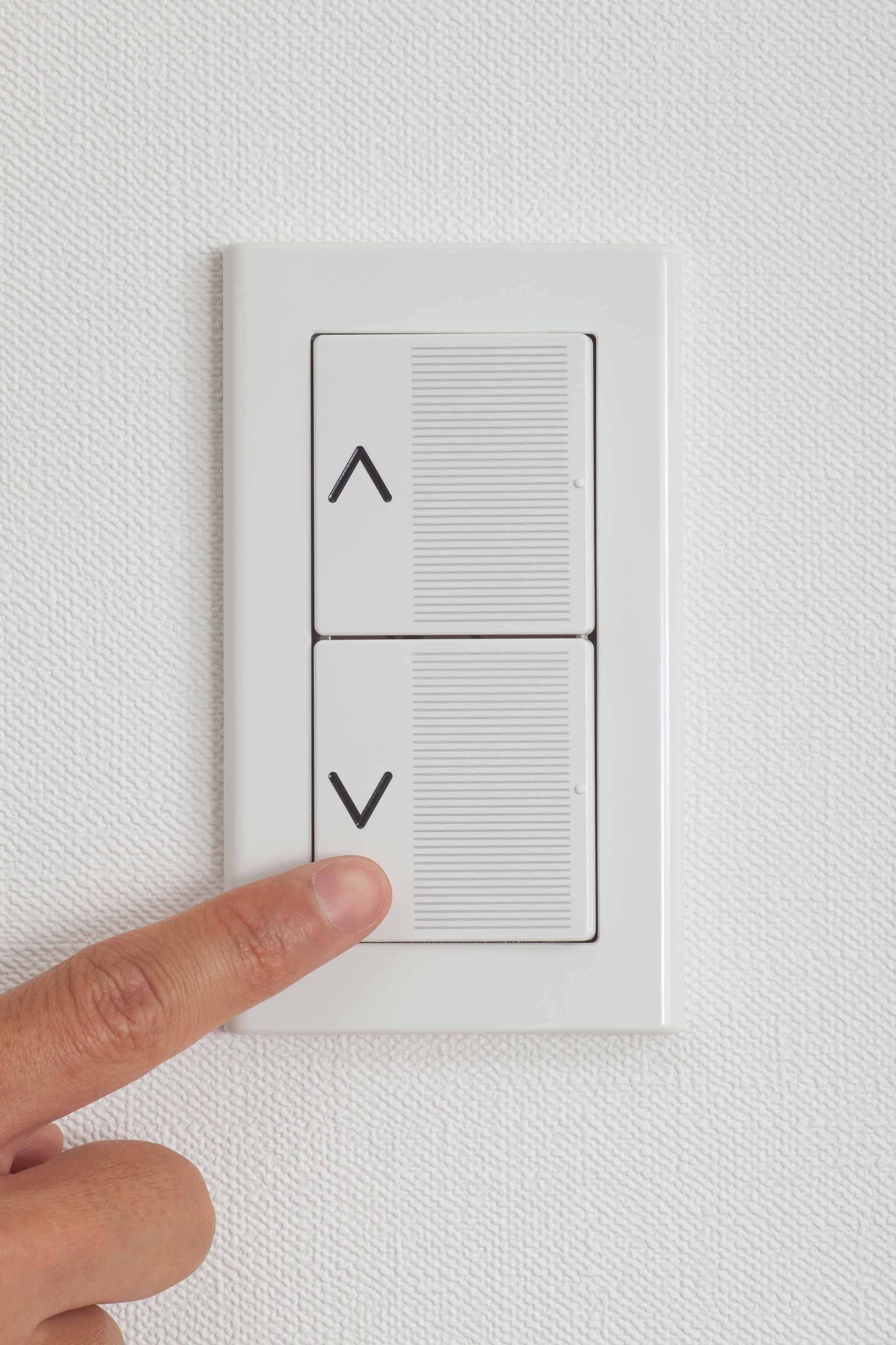 上下呼び出し可能 ｢呼び送りスイッチ｣ いすを呼んだり、送ったりできる