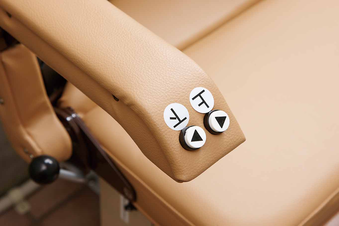 ひじ掛け部に ｢押しボタンスイッチ｣